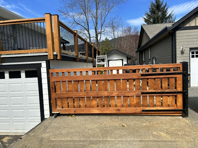 A fencing installation done by West Coast Fencing, displayed as a work sample.